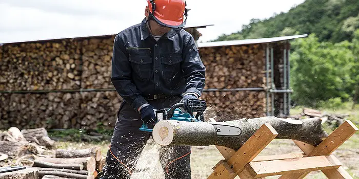 How to Cut Logs Using Chainsaw