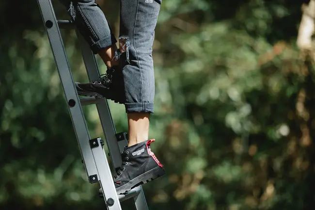 how to use a ladder safely