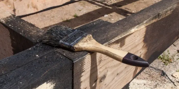 Using bitumen paint on wet wood